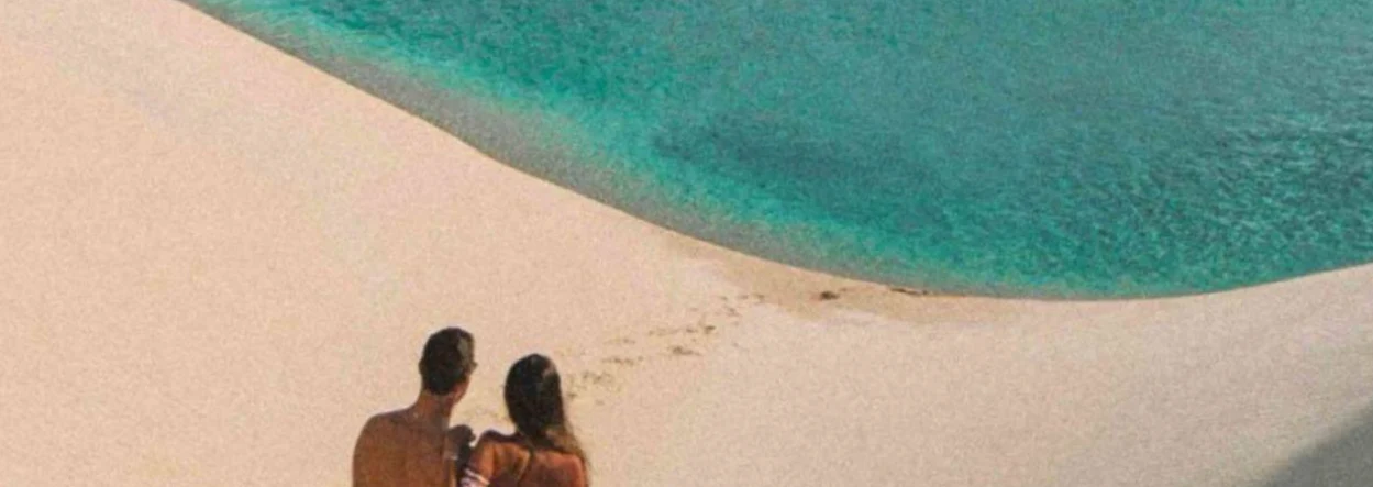 Paisagem de dunas e lagoa verde em Atins, nos Lençóis Maranhenses