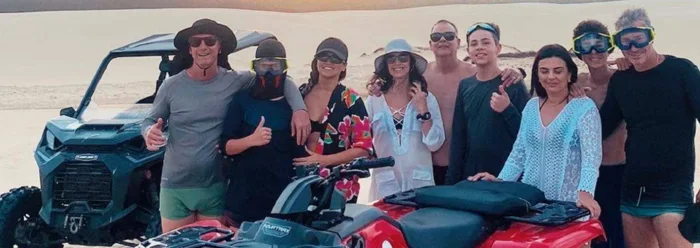 Grupo em passeio com quadriciclos