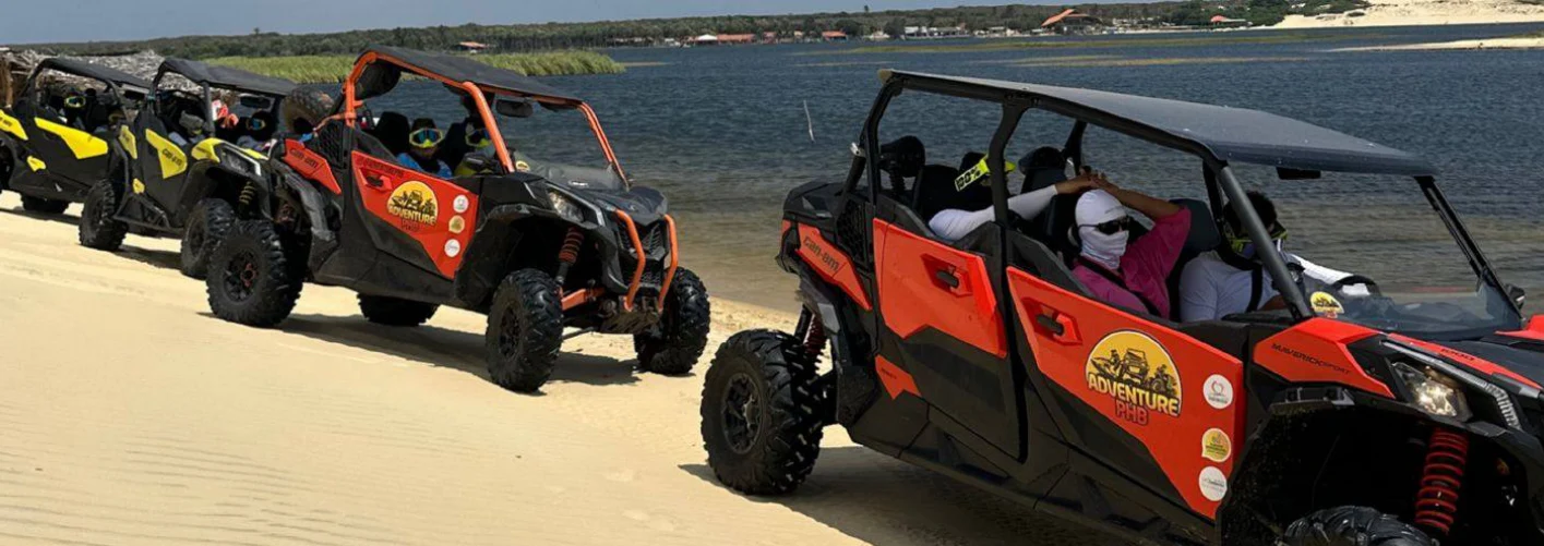 UTVs da Adventure alinhados sobre a areia
